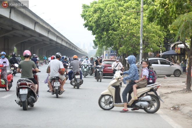 Ảnh, clip: D&#242;ng người thản nhi&#234;n nối đu&#244;i nhau đi ngược chiều h&#224;ng c&#226;y số ở H&#224; Nội - Ảnh 5.