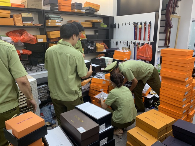 Đột kích 7 cửa hàng, tạm giữ hơn 33.000 sản phẩm có dấu hiệu giả mạo nhãn mác tại Bắc Ninh - Ảnh 2.