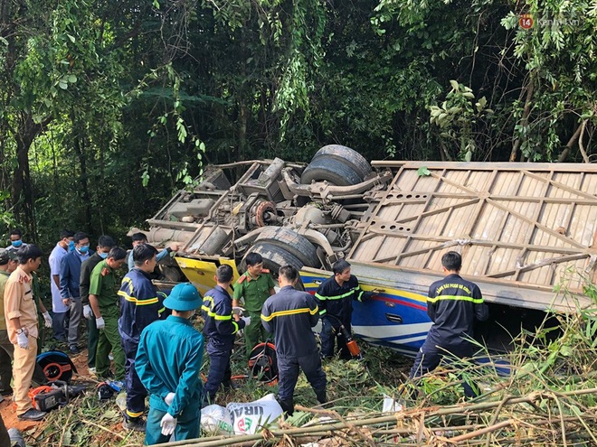 Nóng: Xe khách lao xuống vực ở Kon Tum khiến 6 người chết, hàng chục người bị thương - Ảnh 5.