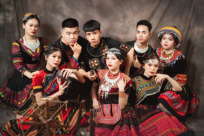 Phối hợp phong cách dân tộc vào thiết kế là một xu thế đang được ưa chuộng. Những hình ảnh mang đậm nét đặc trưng của dân tộc Việt Nam không chỉ tạo nên sự độc đáo mà còn mang đến một phong thái văn hóa độc đáo.