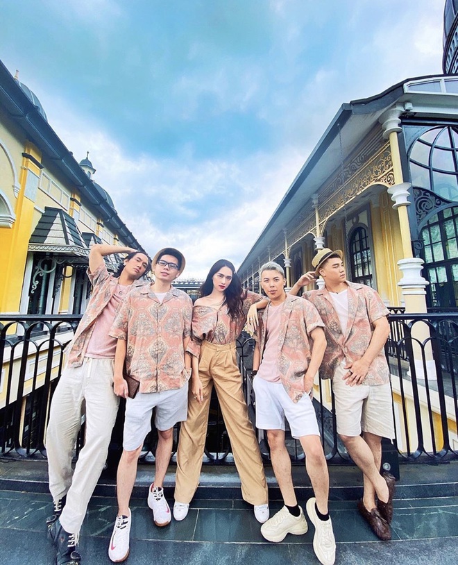 Chọn đồng phục du lịch chất như team Hương Giang: toàn bộ là áo sơ mi nam, ngay cả Hoa hậu cũng tìm cách diện cực đẹp - Ảnh 3.