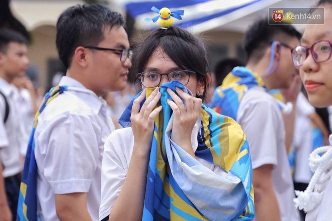 Học sinh Chuyên Lê Hồng Phong khóc nức nở ngày bế giảng: Cám ơn vì đã ở bên nhau! - Ảnh 12.