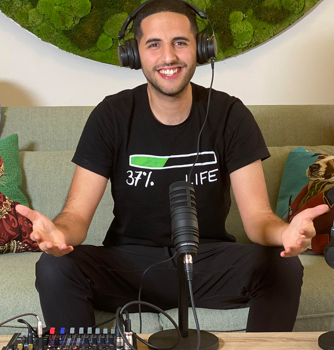 Spotify ra mắt Nas Talks: Kênh podcast đầu tiên do vlogger Nas Daily nổi tiếng thế giới cầm mic - Ảnh 1. Spotify ra mắt Nas Talks: Kênh podcast đầu tiên do vlogger Nas Daily nổi tiếng thế giới cầm mic - Ảnh 1.