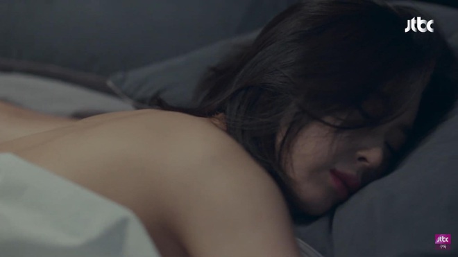Đỏ mặt vì cảnh nhạy cảm 19+ của Hội Bạn Cực Phẩm tập 2: Bà đại Song Yoon Ah trần như nhộng trên giường trai trẻ Lee Tae Hwan - Ảnh 4.