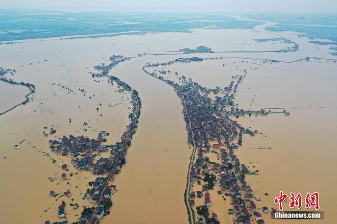 Mưa lớn không ngớt, hồ nước ngọt lớn nhất Trung Quốc dâng nhanh chưa từng thấy - Ảnh 1.