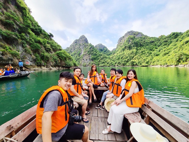 “Mẹ bầu” Đông Nhi dẫn cả gia đình đi du lịch vịnh Lan Hạ, tự tin thả dáng check-in trên du thuyền 5 sao cùng Ông Cao Thắng - Ảnh 10.