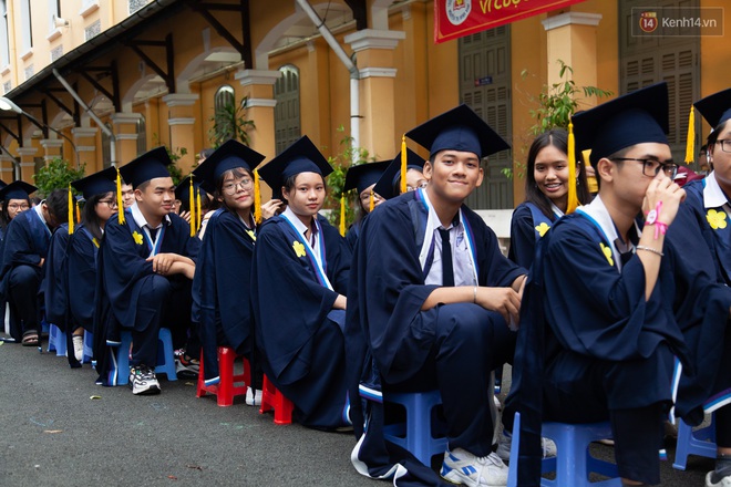 Đêm tri ân của học sinh Minh Khai làm cha mẹ nghẹn ngào: Hạnh phúc là nhìn thấy con trưởng thành! - Ảnh 2.