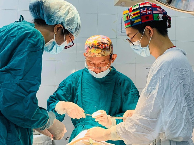&Aacute;o chống nắng cuốn v&agrave;o b&aacute;nh xe khiến nữ sinh tổn thương mặt nghi&ecirc;m trọng - Ảnh 2.