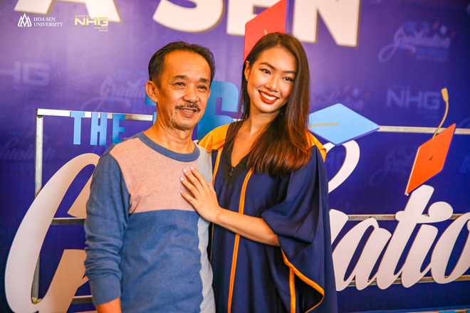 Thầy hiệu trưởng phát biểu một lúc 3 ngôn ngữ Anh – Pháp – Việt tại lễ tốt nghiệp, sinh viên ngồi dưới chỉ biết trầm trồ - Ảnh 1. Thầy hiệu trưởng phát biểu một lúc 3 ngôn ngữ Anh – Pháp – Việt tại lễ tốt nghiệp, sinh viên ngồi dưới chỉ biết trầm trồ - Ảnh 1.