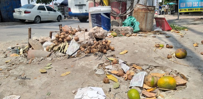 Vụ người phụ nữ bán hoa quả bị đâm tử vong ở Hà Nội: Một khách hàng đem 2 nghìn đồng đến hiện trường trả lại cho người đã khuất - Ảnh 3.
