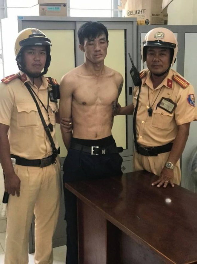 Tên trộm cắp dùng dao tự chế tấn công cảnh sát khi bị truy đuổi ở Sài Gòn - Ảnh 1.