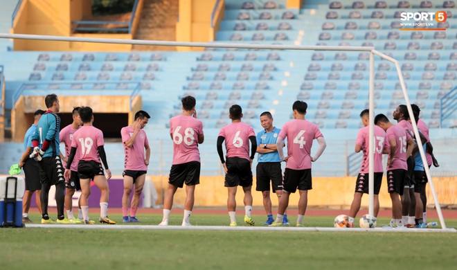 Đồng đội Quang Hải rách va chạm đổ máu, buổi tập của Hà Nội FC kết thúc sớm - Ảnh 4.