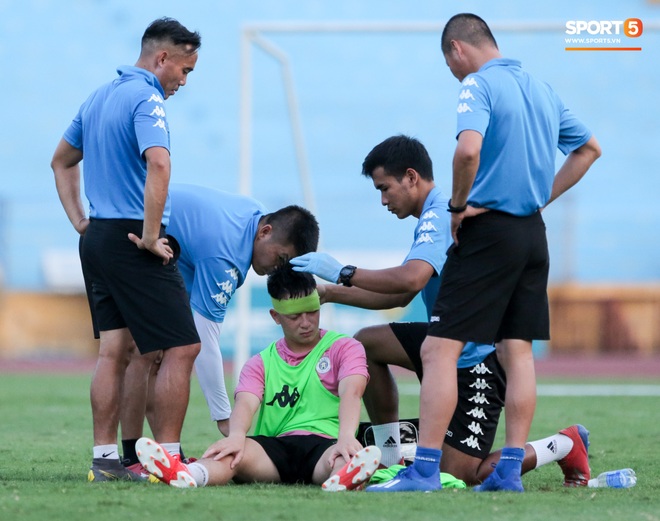 Hai đồng đội của Quang Hải va chạm đổ máu, Hà Nội FC phải kết thúc sớm buổi tập - Ảnh 2.