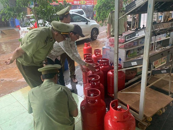 Ph&aacute;t hiện đường d&acirc;y nghi sang chiết gas lậu, l&agrave;m giả tem... chống h&agrave;ng giả! - Ảnh 2.