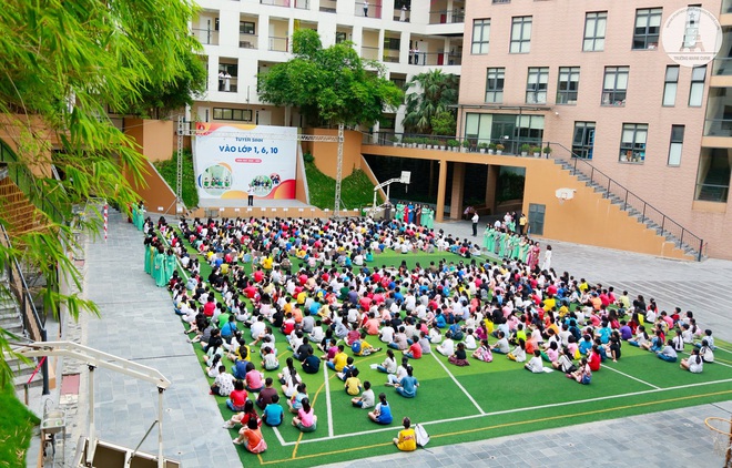 Ngôi trường gây chú ý nhất năm: Thí sinh đi thi hớn hở như đi picnic, chuẩn bị cả điểm tâm giữa giờ để chống đói cho học sinh - Ảnh 1.