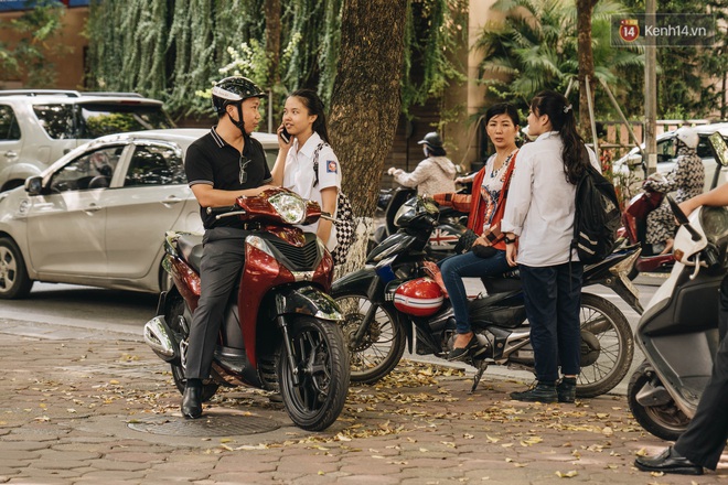 Sĩ tử Hà Nội đội nắng đến trường làm thủ tục thi lớp 10, khoảng 34.000 học trò sẽ trượt trường công lập - Ảnh 2.