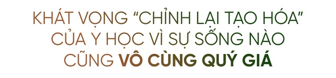 Sticker xanh - đỏ trên ngực áo ê-kíp phẫu thuật tách rời cặp song sinh dính liền và những kỳ tích làm từ trái tim - Ảnh 1.