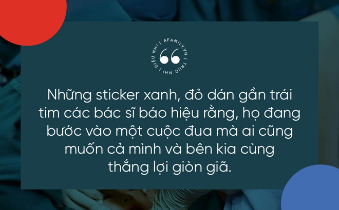 Sticker xanh - đỏ trên ngực áo ê-kíp phẫu thuật tách rời cặp song sinh dính liền và những kỳ tích làm từ trái tim - Ảnh 2.