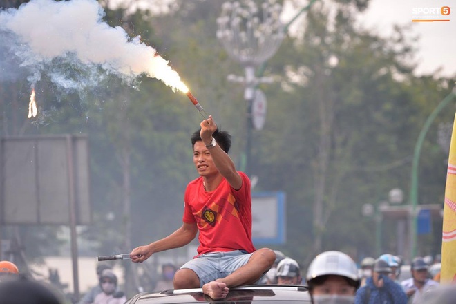 CĐV treo băng rôn cà khịa Quang Hải khi đến sân Hàng Đẫy cổ vũ trận Hà Nội FC gặp Hải Phòng - Ảnh 8.