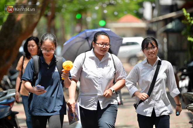 Thời tiết nắng nóng như đổ lửa, cha mẹ mướt mồ hôi đội nắng đưa con đến cổng trường thi - Ảnh 3.