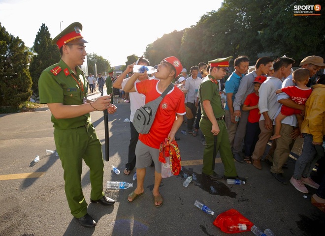 Hàng nghìn người dân đội nắng xếp hàng vào xem trận CLB Hà Tĩnh gặp CLB TP. Hồ Chí Minh - Ảnh 9.