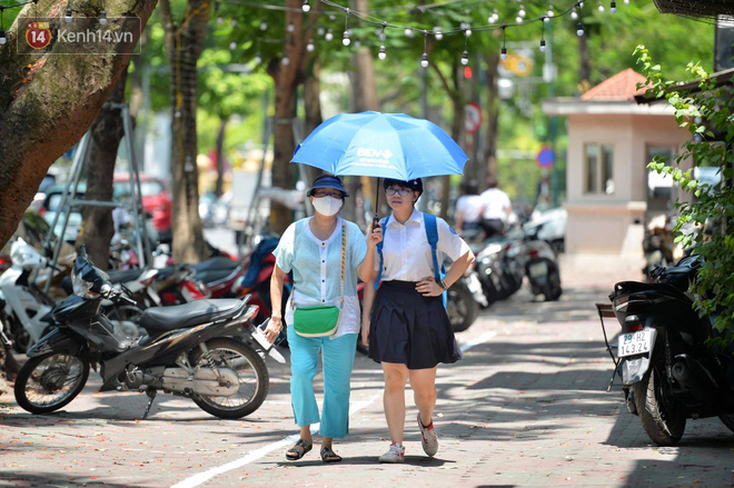 Thời tiết nắng nóng như đổ lửa, cha mẹ mướt mồ hôi đội nắng đưa con đến cổng trường thi - Ảnh 5.