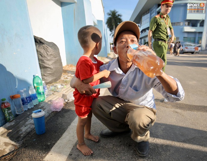 Hàng nghìn người dân đội nắng xếp hàng vào xem trận CLB Hà Tĩnh gặp CLB TP. Hồ Chí Minh - Ảnh 7.