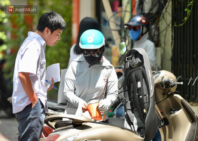 Thời tiết nắng nóng như đổ lửa, cha mẹ mướt mồ hôi đội nắng đưa con đến cổng trường thi - Ảnh 6.