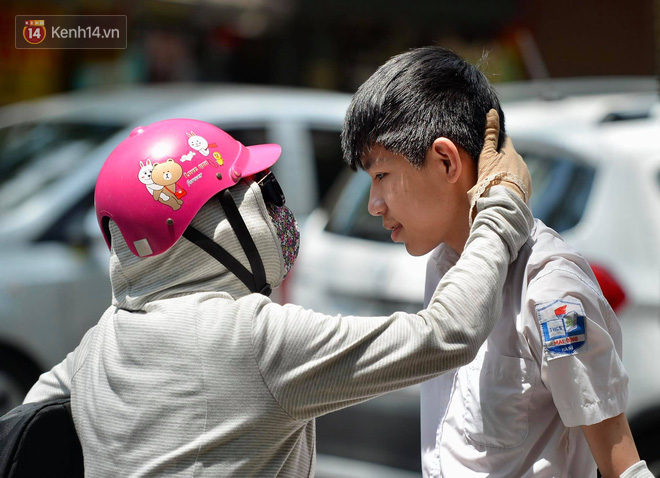 Thời tiết nắng nóng như đổ lửa, cha mẹ mướt mồ hôi đội nắng đưa con đến cổng trường thi - Ảnh 7.