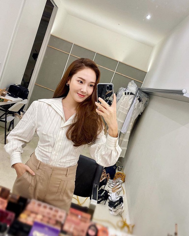 Jessica chính là nữ chúa của áo blouse bánh bèo: Diện vừa xinh vừa sang nhìn thấy mê  - Ảnh 3.