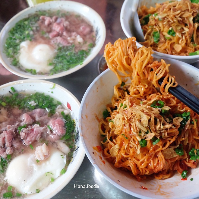 3 hàng “bún chửi” đình đám nhất Việt Nam: Lúc nào cũng đông nghẹt khách tìm đến vì tò mò, đồ ăn thuộc dạng ngon nức tiếng - Ảnh 12.