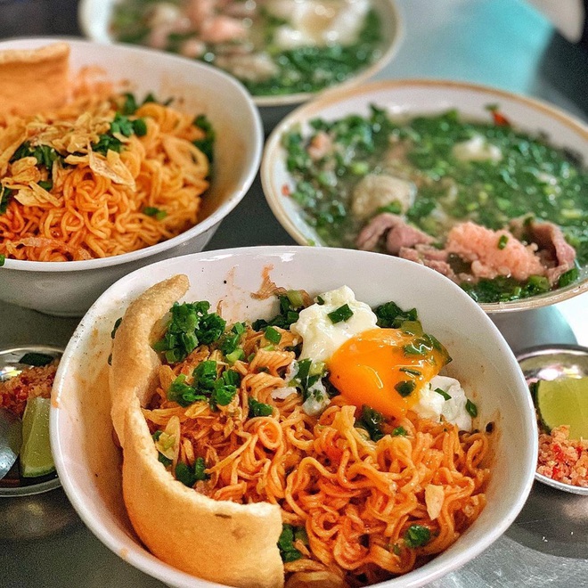 3 hàng “bún chửi” đình đám nhất Việt Nam: Lúc nào cũng đông nghẹt khách tìm đến vì tò mò, đồ ăn thuộc dạng ngon nức tiếng - Ảnh 12.