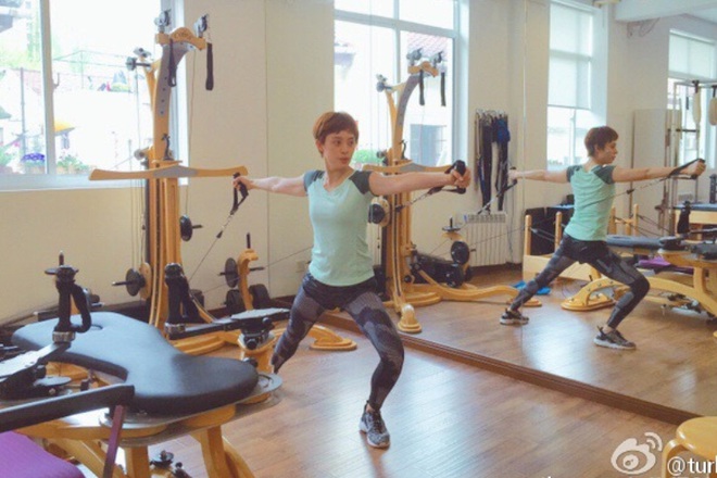 Mỗi ngày nhảy dây 1800 lần, squat 160 lần: loạt bí quyết giúp Tôn Lệ giữ dáng suốt 10 năm sau khi giảm thành công 16kg - Ảnh 2.