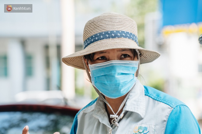 Công nhân môi trường những ngày rác ngập tràn Hà Nội: Nếu trời mưa, tôi không dám tưởng tượng sẽ như thế nào... - Ảnh 4.