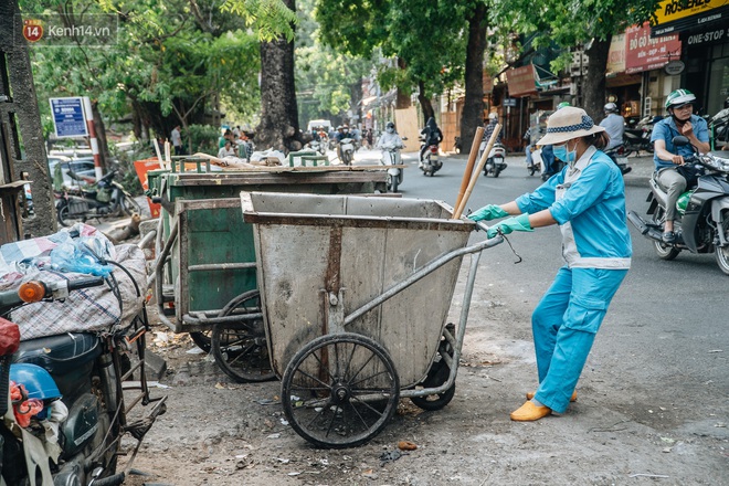 Công nhân môi trường những ngày rác ngập tràn Hà Nội: Nếu trời mưa, tôi không dám tưởng tượng sẽ như thế nào... - Ảnh 5.