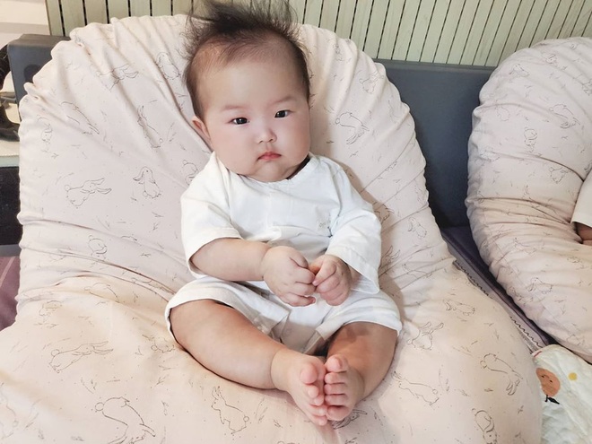 Bà mẹ trẻ nhất Kbiz Yulhee khoe ảnh cặp song sinh 5 tháng tuổi: Knet khen nức nở, dự đoán Kbiz sẽ có mỹ nhân tương lai - Ảnh 3.