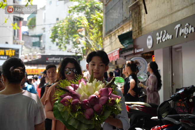 Người mẹ cầm bó sen to đùng tặng con sau khi kết thúc bài thi: Hạnh phúc lớn nhất của sĩ tử là luôn có mẹ cha bên cạnh! - Ảnh 3.