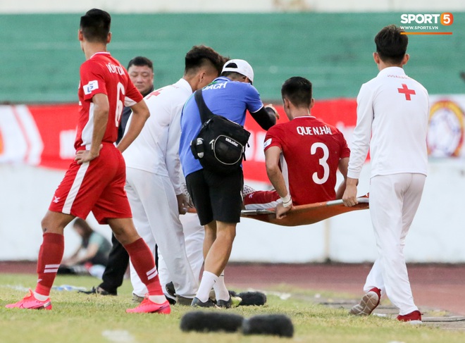 Quế Ngọc Hải đi tập tễnh vì chấn thương, đàn em vẫn buông lời cay đắng: Ai bảo đá chân tôi cho lắm vào - Ảnh 5.