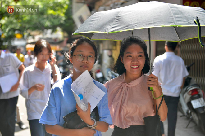 Người mẹ cầm bó sen to đùng tặng con sau khi kết thúc bài thi: Hạnh phúc lớn nhất của sĩ tử là luôn có mẹ cha bên cạnh! - Ảnh 7.