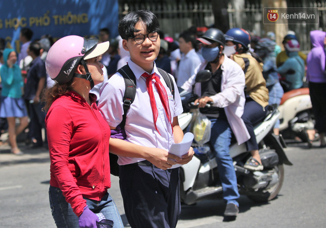 Đề thi chuyên Toán siêu khó, thí sinh Hà Nội khóc ròng vì không làm được bài - Ảnh 22.