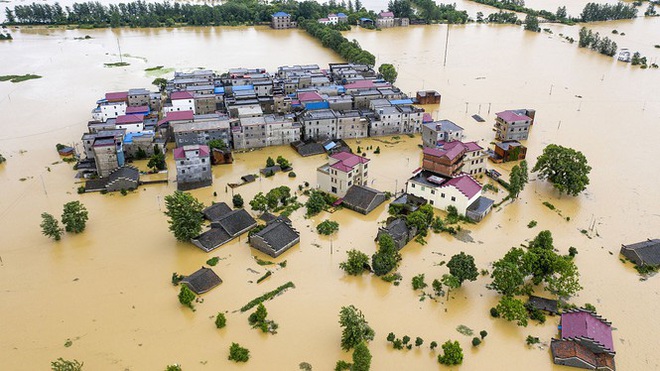 Lũ Trung Quốc: Mực nước 33 con s&ocirc;ng chạm mốc kỉ lục, 141 người chết v&agrave; mất t&iacute;ch - Ảnh 1.