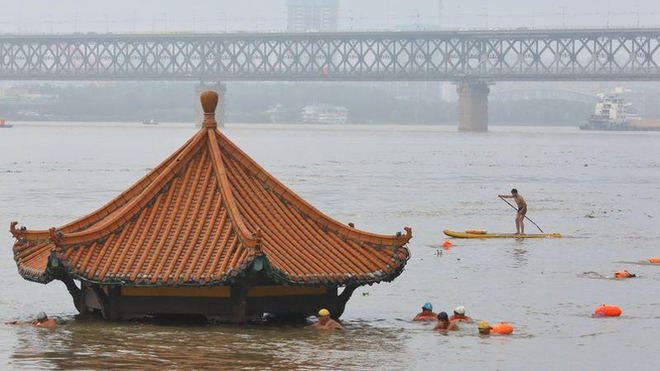 Lũ Trung Quốc: Mực nước 33 con s&ocirc;ng chạm mốc kỉ lục, 141 người chết v&agrave; mất t&iacute;ch - Ảnh 2.
