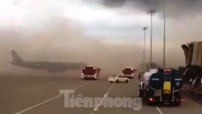 H&atilde;i h&ugrave;ng h&igrave;nh ảnh b&atilde;o bụi bao tr&ugrave;m s&acirc;n bay Ph&uacute; B&agrave;i như ng&agrave;y tận thế - Ảnh 1.