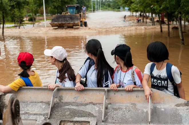 Lũ Trung Quốc: Mực nước 33 con s&ocirc;ng chạm mốc kỉ lục, 141 người chết v&agrave; mất t&iacute;ch - Ảnh 13.