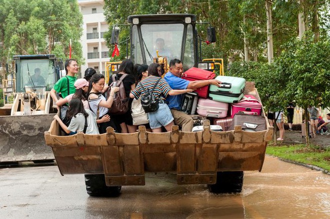Lũ Trung Quốc: Mực nước 33 con s&ocirc;ng chạm mốc kỉ lục, 141 người chết v&agrave; mất t&iacute;ch - Ảnh 16.