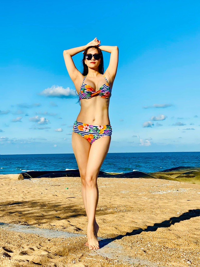 Khánh Thi diện bikini khoe body cực quyến rũ, “1 nách 2 con” mà vòng eo vẫn săn chắc đáng ngưỡng mộ - Ảnh 2.