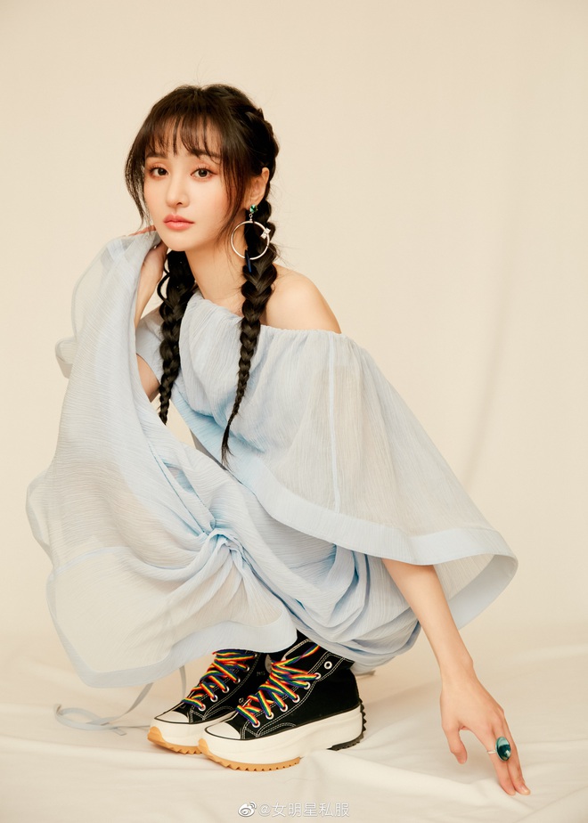 Mỹ nh&acirc;n Cbiz khi để kiểu t&oacute;c cưa sừng l&agrave;m ngh&eacute;: Angela Baby khoe mặt mộc trẻ ngỡ ng&agrave;ng, Triệu Lệ Dĩnh hack tuổi t&agrave;i t&igrave;nh - Ảnh 1.