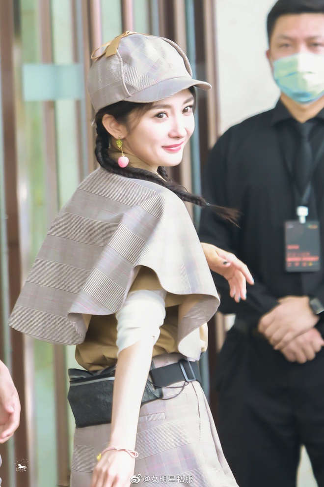 Mỹ nh&acirc;n Cbiz khi để kiểu t&oacute;c cưa sừng l&agrave;m ngh&eacute;: Angela Baby khoe mặt mộc trẻ ngỡ ng&agrave;ng, Triệu Lệ Dĩnh hack tuổi t&agrave;i t&igrave;nh - Ảnh 2.