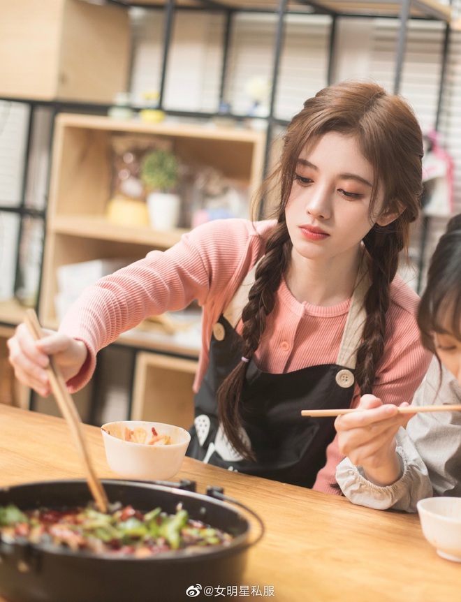 Mỹ nh&acirc;n Cbiz khi để kiểu t&oacute;c cưa sừng l&agrave;m ngh&eacute;: Angela Baby khoe mặt mộc trẻ ngỡ ng&agrave;ng, Triệu Lệ Dĩnh hack tuổi t&agrave;i t&igrave;nh - Ảnh 9.
