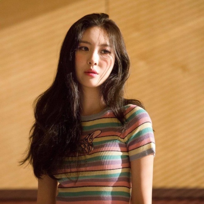 Ngẩn ngơ trước nhan sắc nóng bỏng của cô nàng diện áo Damwon Gaming: Hóa ra là nữ ca sĩ có biệt danh nữ hoàng quyến rũ Kpop - Ảnh 10.